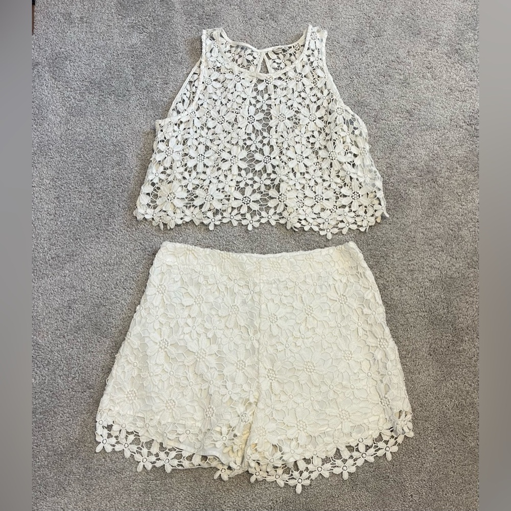 Hollister White Floral Lace Set - Picture 2 of 12